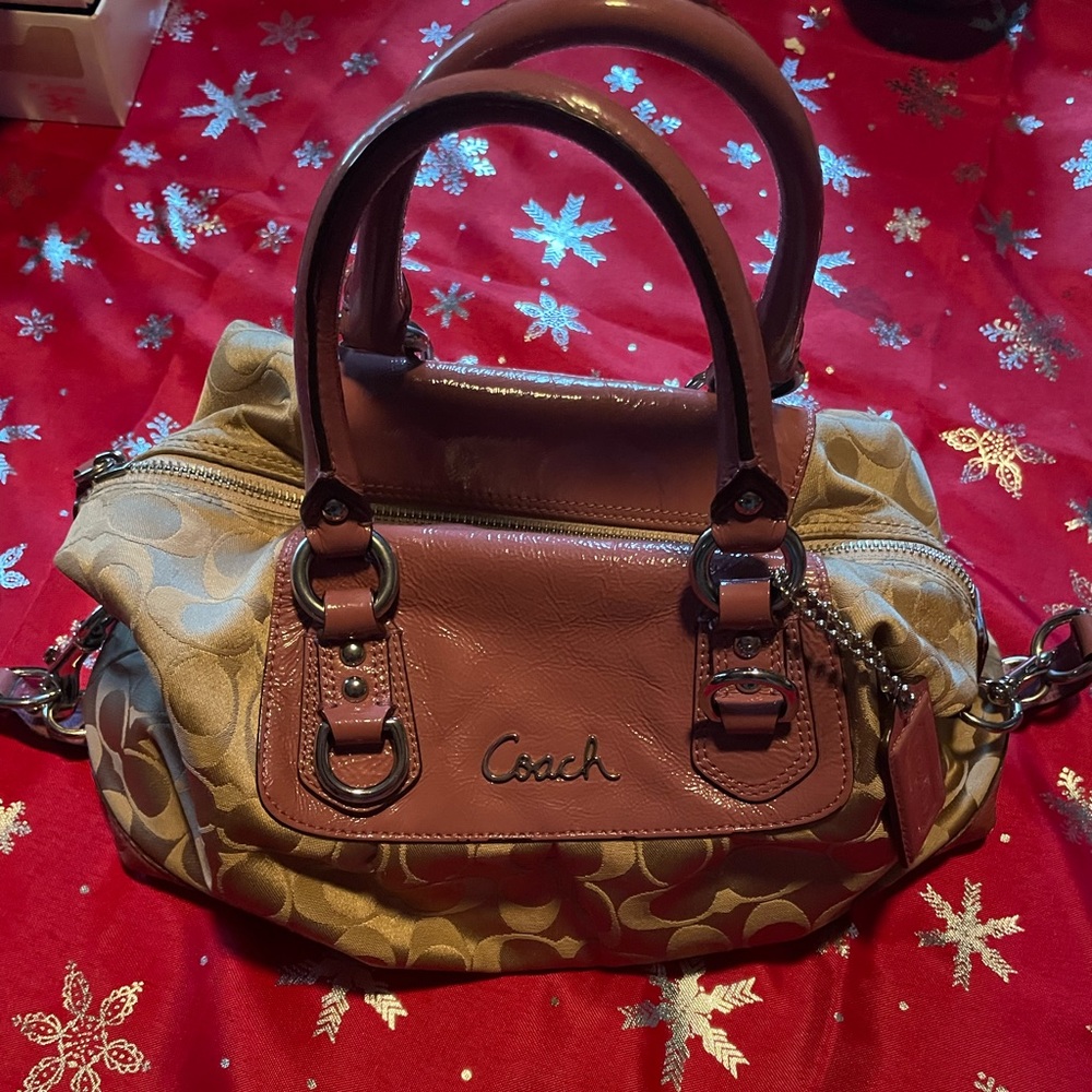 Coach Purse in great condition. No:K1049-F15443